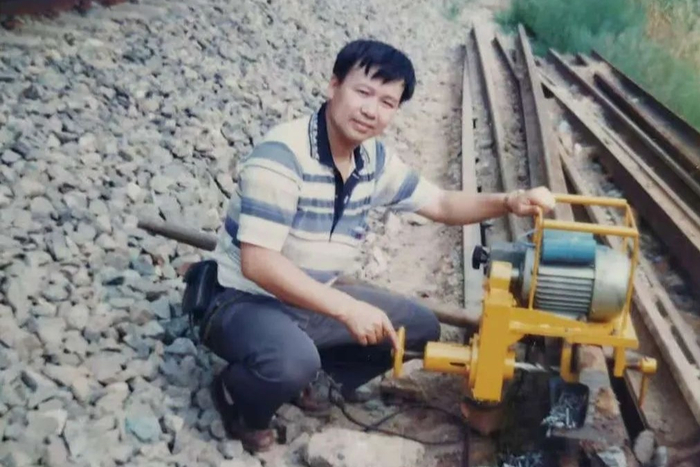 ▲父亲和他为宝成铁路建设设计的钢轨打孔机