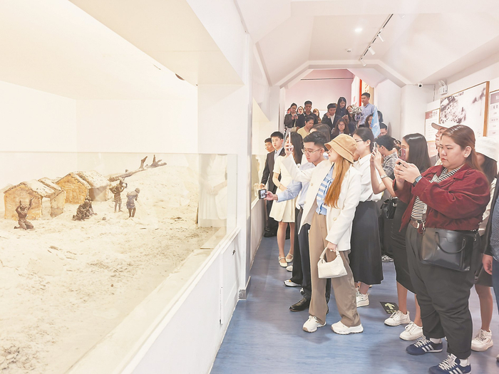 中菲青年参观谷文昌纪念馆。 林依妮 摄