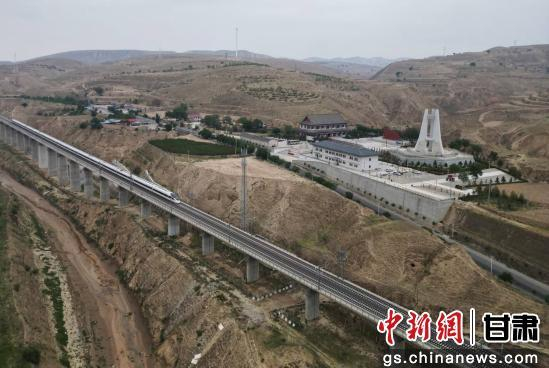  图为动车组列车经过山城堡战役纪念馆。杨艳敏 摄