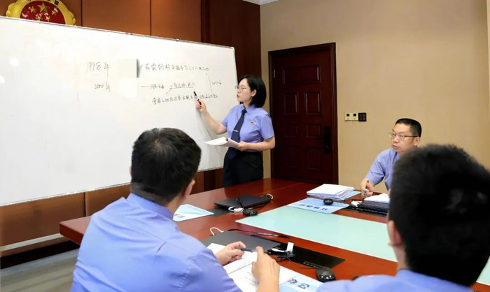 办案组组织召开检察官联席会议深入研讨监督要点。