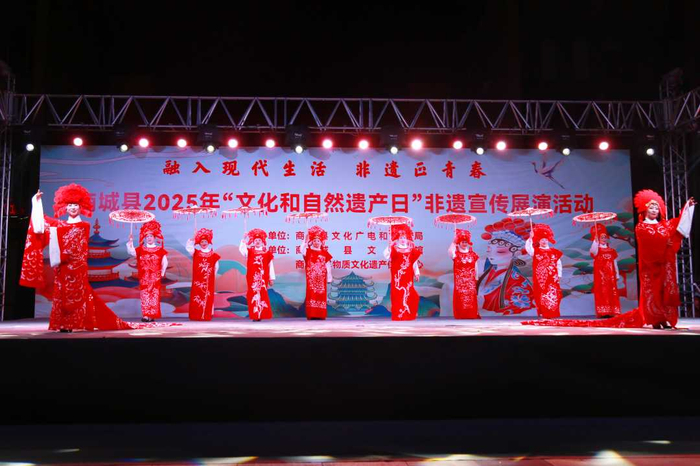 商城剪纸汉服在非遗宣传周上展演。洪兰摄