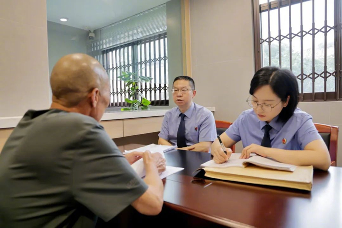 办案组接访当事人，全面了解其合理诉求。