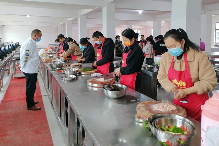 省级非遗项目商城炖菜烹饪技艺培训实操教学。洪兰摄