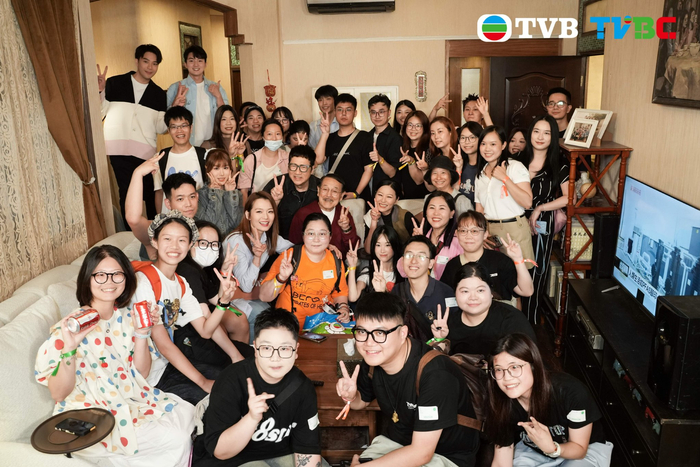 （图：粉丝与《爱·回家之开心速递》演员合影留念）