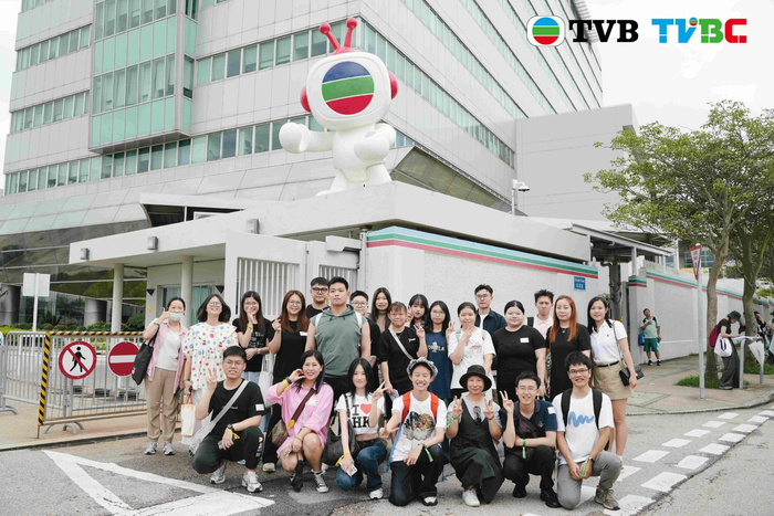 （图：粉丝在TVB电视城门口合影留念）