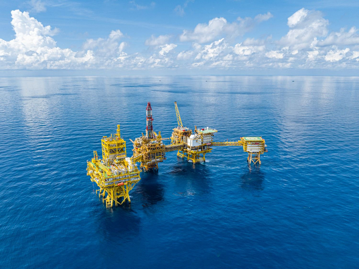 图为“深海一号”二期综合处理平台和崖城13-1平台组成的“四星连珠”海上天然气处理集群。（中国海油供图）