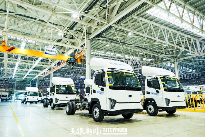 位于贵安新区的贵州长江汽车有限公司所生产的电动货车。杨涛 摄