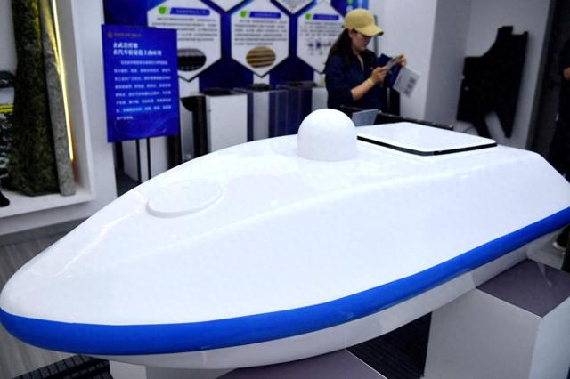 6月24日在围场县一家玄武岩纤维生产企业展厅内拍摄的玄武岩纤维复合材料无人船。新华社记者 王晓 摄