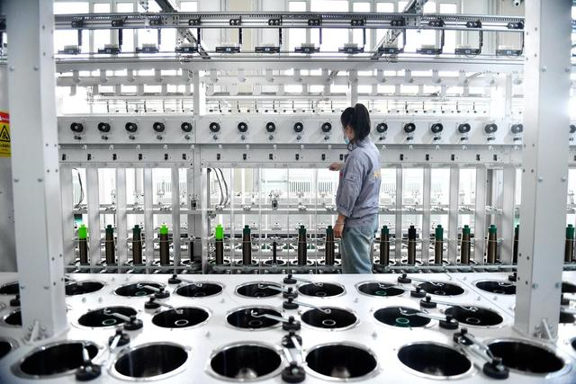 6月24日，围场县一家玄武岩纤维生产企业的工人在生产车间忙碌。新华社记者 王晓 摄