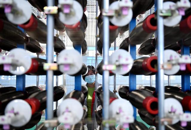 6月24日，围场县一家玄武岩纤维生产企业的工人在生产车间忙碌。新华社记者 王晓 摄