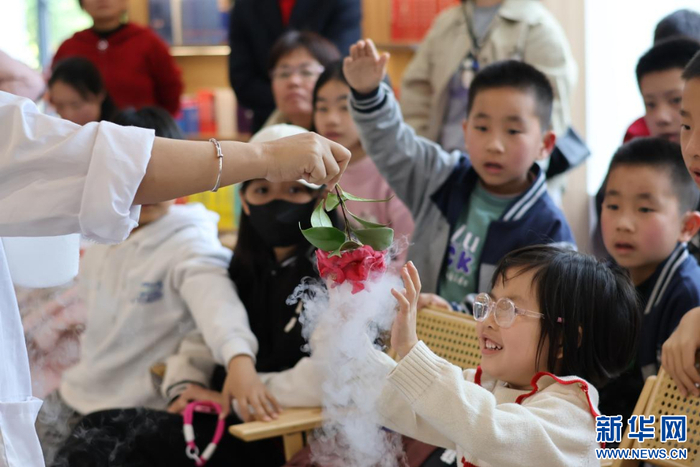   在漳州新华书店胜利书城，一场充满趣味的科学秀正在上演。 新华网发（海峡出版发行集团供图）
