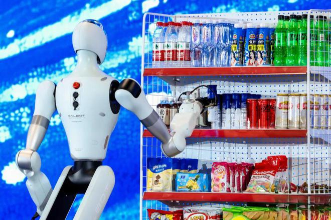 银河通用在智源大会现场展示抓取和交付 图源：企业授权