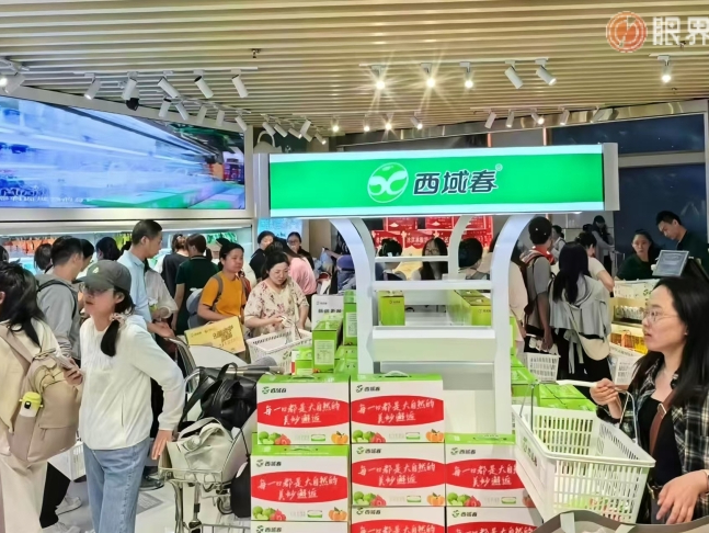 在乌鲁木齐天山国际机场北航站楼，西域春乳业旗舰店内游客正在选购乳制品。记者江斌伟摄