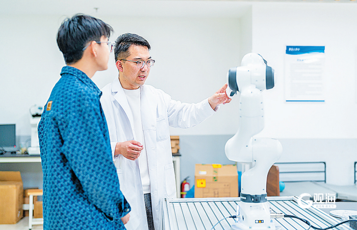 康复大学教师指导学生做科研。