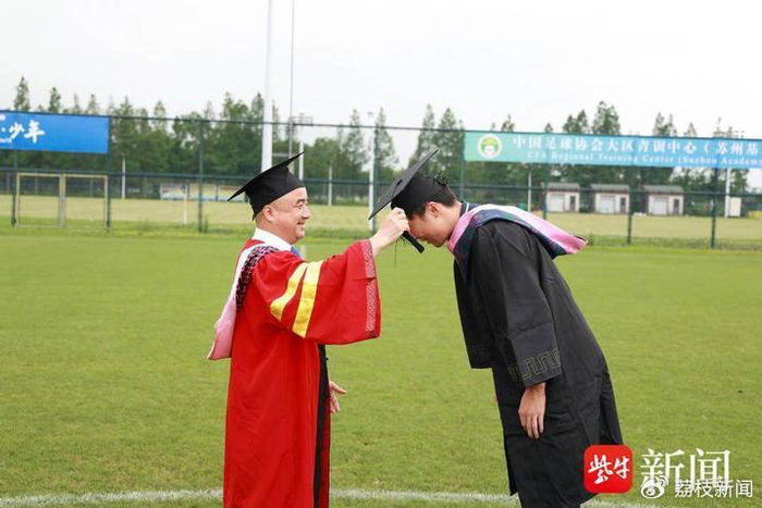 苏州大学副校长查佐明到训练场为纪振勇拨穗。图/紫牛新闻