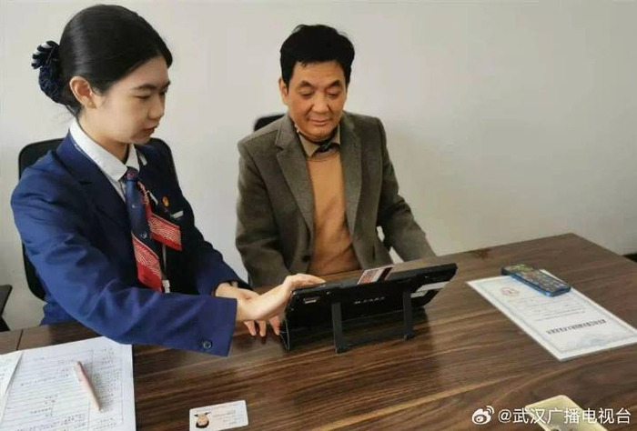 工作人员帮忙办理汤逊湖人才卡。