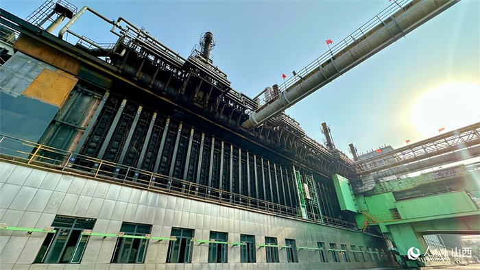 室外炼焦现场。人民网记者 董童摄