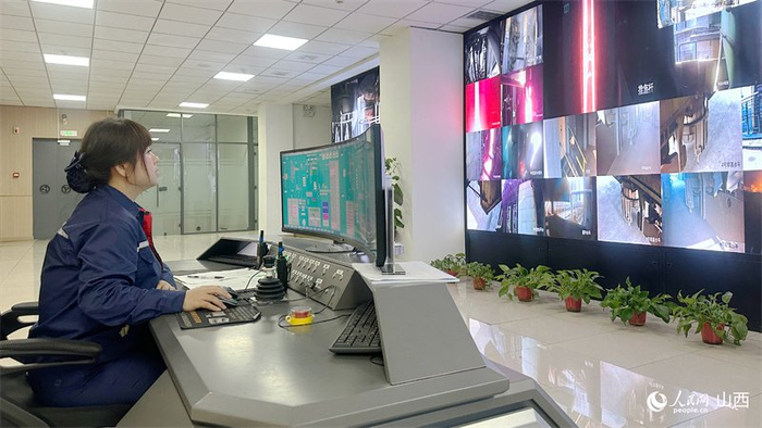 集控中心内正在工作的操作员。人民网记者 董童摄