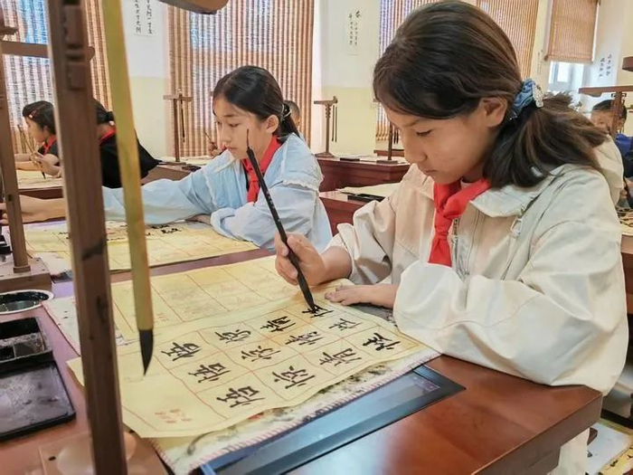 乌恰县黑孜苇乡小学参加书法社团的学生正在练习书法