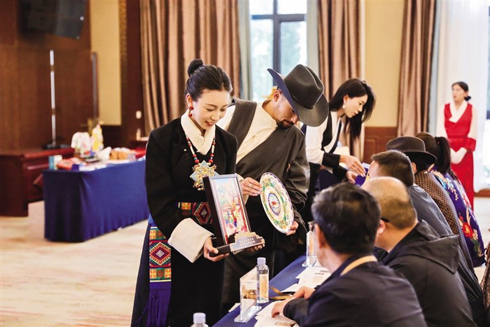 向评委展示参赛作品。