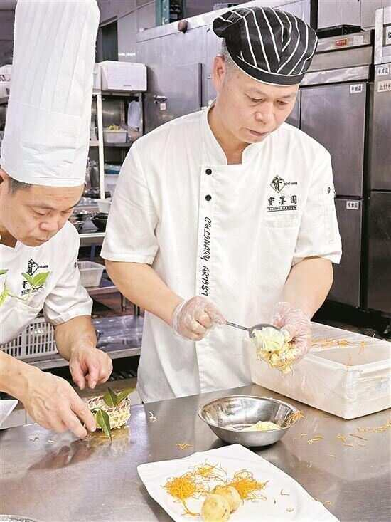 ■宝墨园餐厅厨师制作荔枝美食。