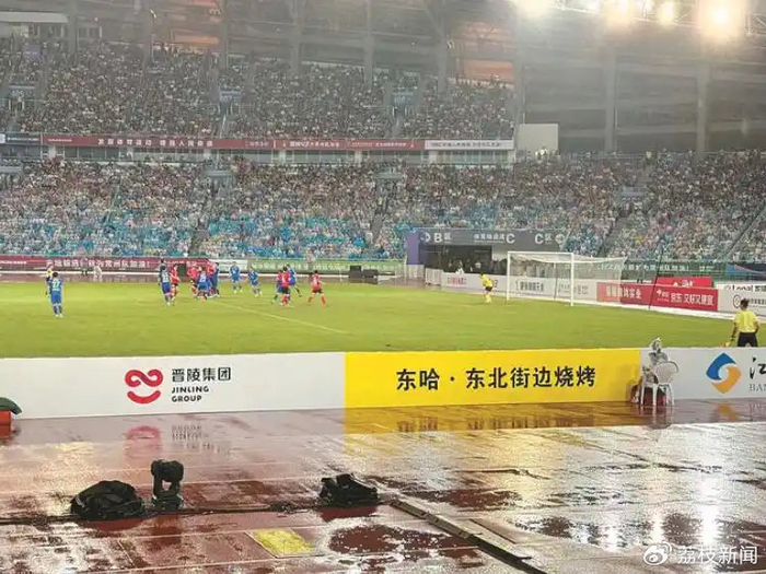 “东哈·东北街边烧烤”广告牌出现在常州队的主场。 图/新华日报