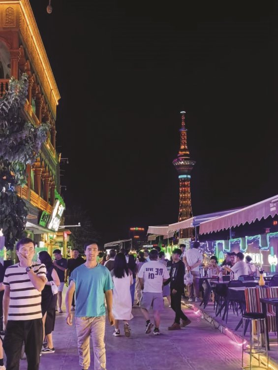 　　图为喀什市汗巴扎内的热闹景象。