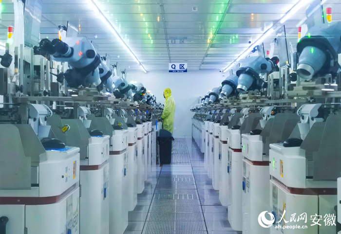 工作人员在亚芯微半导体高端封装测试项目生产线上作业。人民网记者 周坤摄