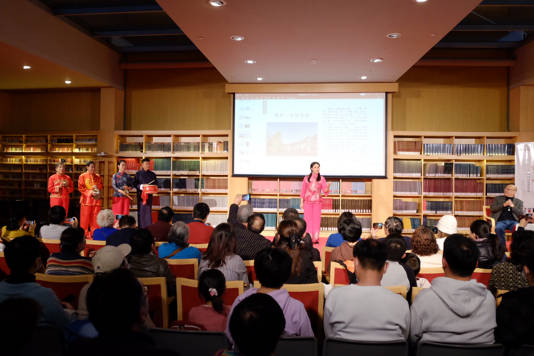 李明凤正在国家大剧院“桂花香里歌声飞——商城民歌讲唱会”上演唱。洪兰摄
