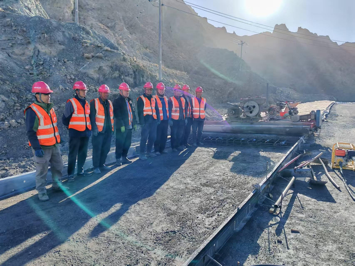 马瑞昌带领工人在甘肃玉门修路。