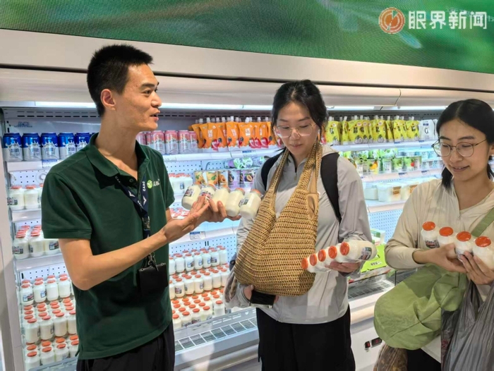 在乌鲁木齐天山国际机场北航站楼，西域春乳业旗舰店店员郭义杰正在给游客介绍这款产品。记者江斌伟摄