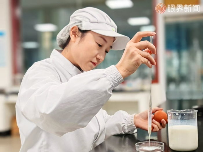 新疆西域春乳业有限责任公司质检人员正在检验乳品。受访者供图