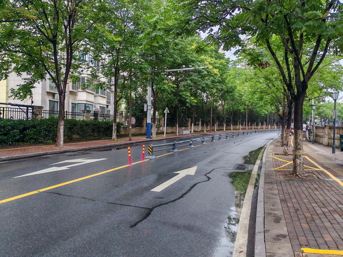 文殊路设置407米道路中央隔离护栏。合肥经开区供图