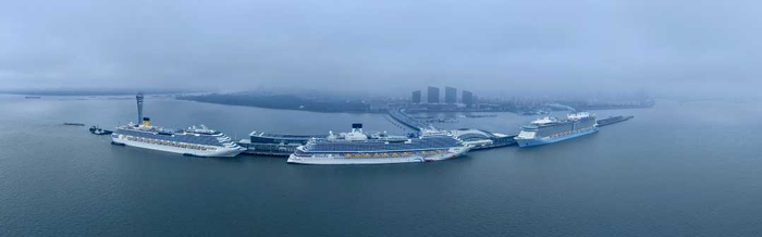 6月24日，上海吴淞口国际邮轮港首次迎来三船同靠母港作业。刘永康摄