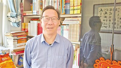 　赵炳庭接受记者采访。