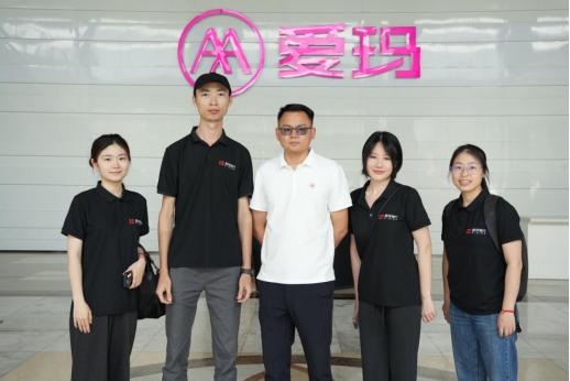 （图为移拜骑行&爱玛集团负责人合影）
