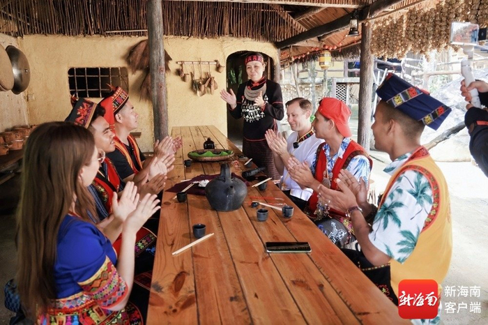 12国海南旅游国际推荐官走进保亭槟榔谷黎苗文化旅游区。主办方供图