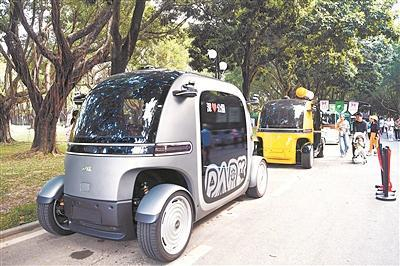     图为在广东省深圳莲花山公园拍摄的无人驾驶观光车、零售车（资料图片）。新华社记者  梁旭  摄