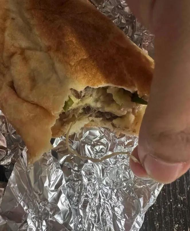 ▲牛肉饼里吃出橡皮筋。图源/受访者