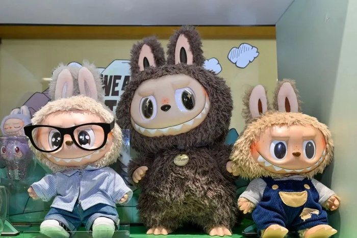 ▲6月12日，在深圳市福田区一家泡泡玛特门店拍摄的LABUBU玩偶。新华社发（储焱 摄）