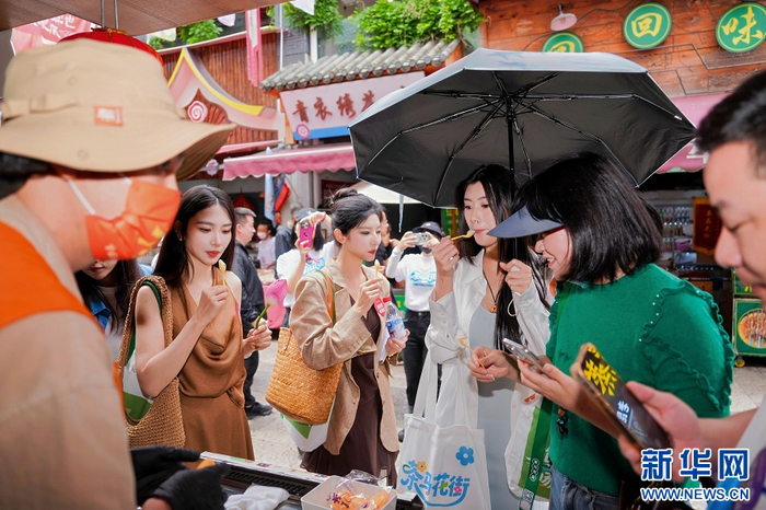 逛吃茶马花街（6月25日摄）。新华网发（徐俊 摄）