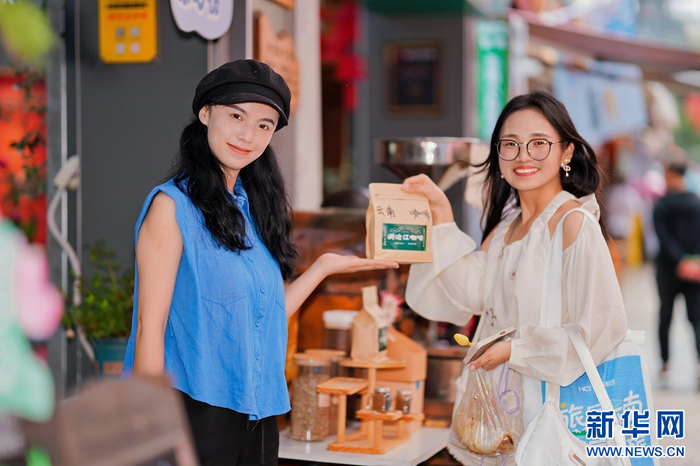 品尝云南咖啡（6月25日摄）。新华网发（徐俊 摄）