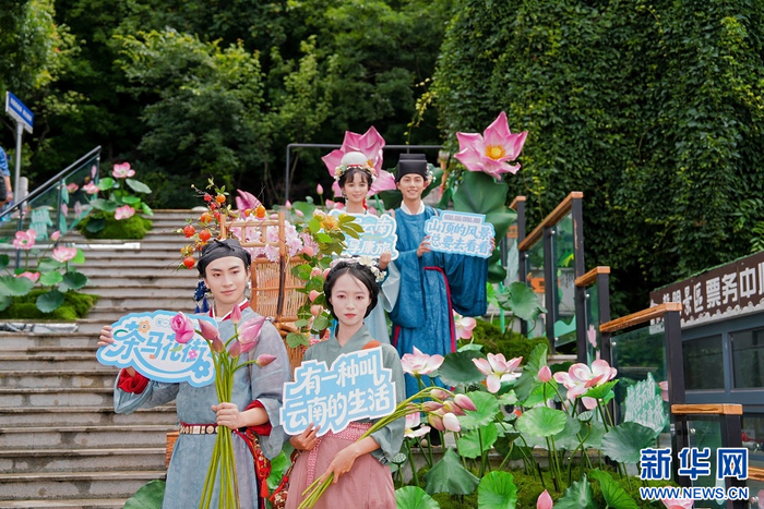 拍照“打卡”（6月25日摄）。新华网发（徐俊 摄）