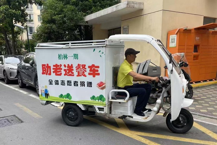 春申复地城一期的助老送餐车。