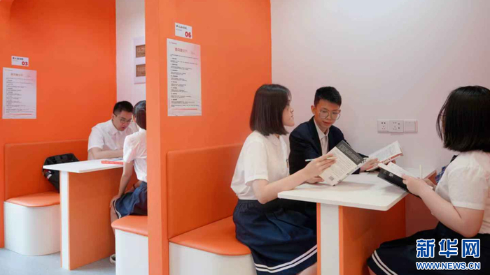   青年学生在厦门市新华书店永同昌门店自习。 新华网发（海峡出版发行集团供图）