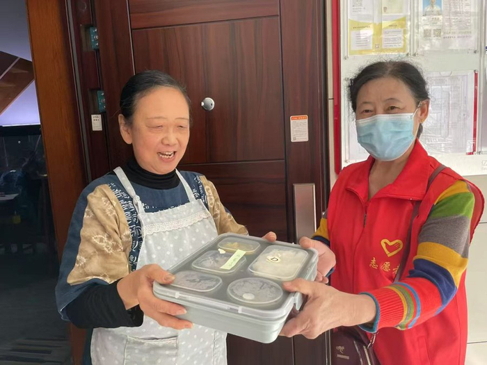 物业管家承担送餐前定单和购买职能，志愿者负责送餐。