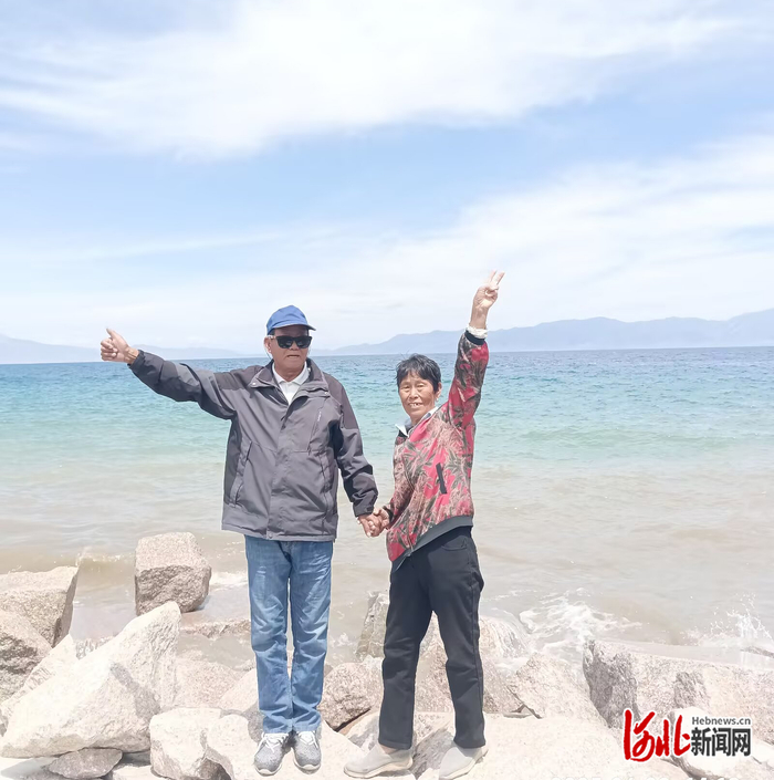 张仁连和老伴在旅途中的合影。张仁连供图