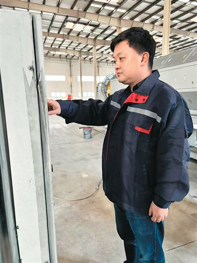 张俊在表征设备前调整参数。本文照片均由受访者提供
