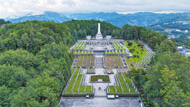 位于松山上的中国远征军雕塑群。 记者 杨艳鹏 李建国 摄