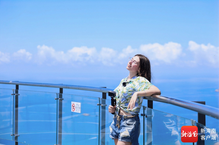 乌克兰博主卡丽娜打卡亚龙湾热带天堂森林公园全海景玻璃栈道。主办方供图